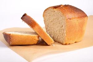 skivat gyllene krispigt bröd bakat i ugnen, närbild foto