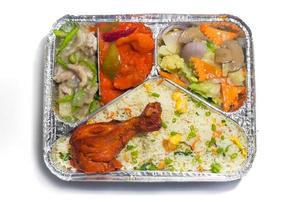 de mat varmare aluminium folie rektangulär disponibel paket lunch låda. thai och kinesisk stil måltid ta bort leverans. 450 ml 3 delar folie behållare lunch mat låda. foto