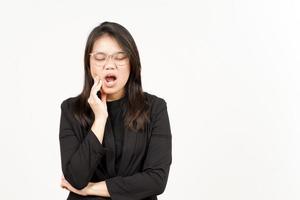lidande tandvärk av skön asiatisk kvinna bär svart blazer isolerat på vit bakgrund foto