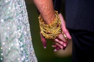bröllop dag, de brud och brudgum gående hand i hand. Västra bröllop. foto