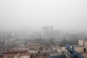 vinter- eftermiddag antenn visningar av dhaka stad. tung dimmig vinter- korsa av de stad av dhaka. foto