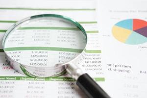 förstoringsglas på diagram diagram papper. finansiell utveckling, bankkonto, statistik, investeringsanalytisk forskningsdataekonomi. foto