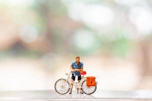miniatyr- cyklist stående med cykel, värld cykel dag begrepp foto