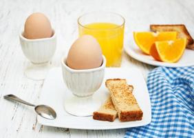kokta ägg till frukost på ett gammalt träbord