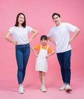ung asiatisk familj på bakgrund foto