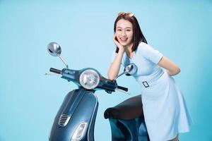 ung asiatisk kvinna på motorcykel foto
