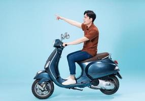 bild av yougn asiatisk man på motorcykel foto
