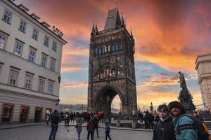 Prag, tjeck republik. charles bro - karluv mest, och gammal stad torn. foto