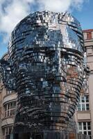 David cerny huvud skulptur av franz kafka huvud i prag. foto