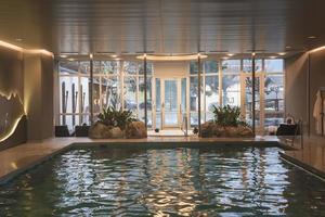 interiör av lyx hotell med simning slå samman och växter foto