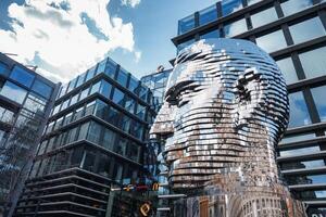 David cerny huvud skulptur av franz kafka huvud i prag. foto