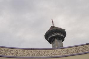 huvud torn på bra agung moské på de semarang central java, när dag tid och blå himmel. de Foto är lämplig till använda sig av för Ramadhan affisch och muslim innehåll media.