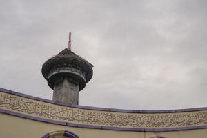 huvud torn på bra agung moské på de semarang central java, när dag tid och blå himmel. de Foto är lämplig till använda sig av för Ramadhan affisch och muslim innehåll media.