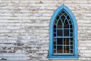 exteriör blå inramade fönster på ett gammal kyrka foto