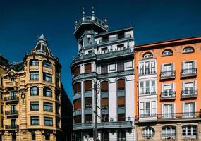 traditionell färgrik arkitektur i de historisk Centrum av bilbao, basque Land, Spanien foto