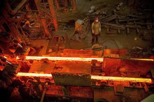 arbetare är arbetssätt inuti en stål kvarn, demra, dhaka, bangladesh. foto