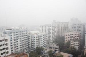 vinter- eftermiddag antenn visningar av dhaka stad. tung dimmig vinter- korsa av de stad av dhaka. foto