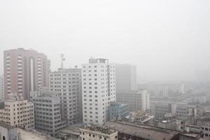 vinter- eftermiddag antenn visningar av dhaka stad. tung dimmig vinter- korsa av de stad av dhaka. foto