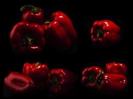 paprika och röd paprika i mörkt ljus foto