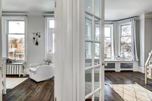 lyx renoverat lägenhet i gammal fast egendom i montreal, kanada foto