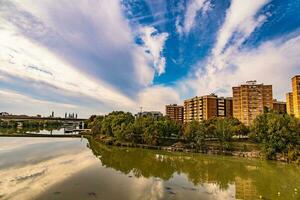 höst naturlig se av de ebro flod i zaragoza foto