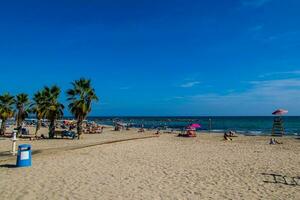 havet landskap med en strand i de spanska stad av alicante på en värma solig dag foto