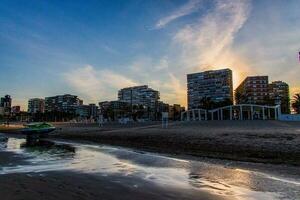 lugna havet landskap av san juan strand i alicante Spanien på en solig dag foto