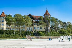 historisk hotell på de strand i leba i polen på en solig sommar dag foto