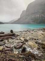 morän sjö, banff nationell parkera i alberta på en regnig dag foto