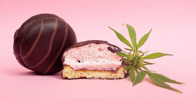 choklad ätliga sötsaker och medicinsk cannabis foto