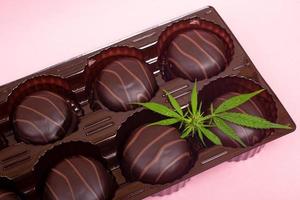 marijuana medicinska sötsaker på rosa bakgrund