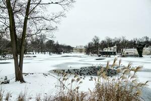 historisk palats på de vatten i lazienki krolewskie parkera i Warszawa, polen under snöig vinter- foto