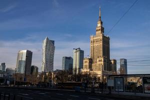 se av de Centrum av Warszawa polen på en solig dag med de palats av kultur och vetenskap och skyskrapor foto