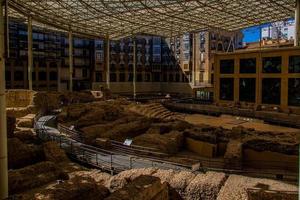 skön ruiner av de gammal roman amfiteater i zaragoza Spanien museo del teatro de caesaraugusta foto