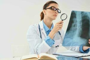 kvinna läkare se på röntgen diagnostik behandling sjukhus foto