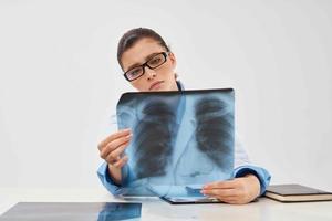 kvinna radiolog ensam skott lunga undersökning hälsa foto