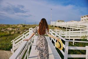 Söt kvinna i klänning promenad lyx turism sommar Lycklig kvinna avkopplande foto