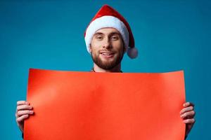 stilig man i en jul orange attrapp affisch blå bakgrund foto
