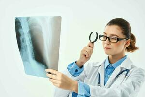 kvinna läkare i vit täcka röntgen professionell forskning foto