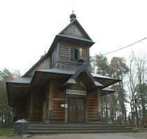 trä- kyrka och går över på grabarka berg i polen på ett höst dag foto