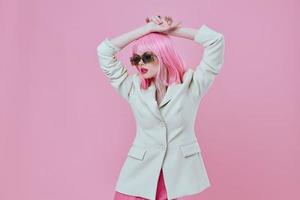 positiv ung kvinna i vit blazer rosa hår glamour kosmetika rosa bakgrund oförändrad foto