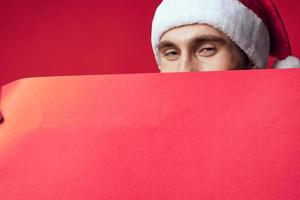 emotionell man i ny år kläder reklam kopia Plats röd bakgrund foto