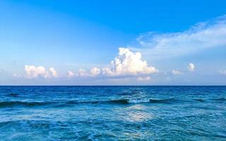 tropisk karibiska strand klar turkos vatten playa del carmen Mexiko. foto