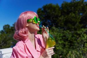 ung kvinna med rosa hår sommar cocktail uppfriskande dryck dricka alkohol foto