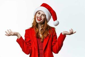 Söt kvinna i santa kostym jul Framställ närbild modell foto