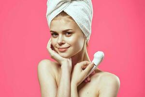 glad kvinna naken axlar hud rengöring spa behandlingar modell foto