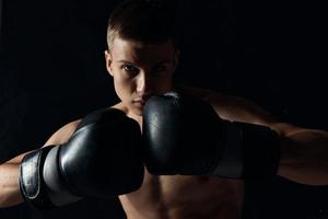 kille med boxning handskar pumpade upp torso kroppsbyggare kondition foto