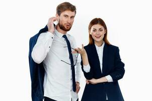 arbete kollegor i kostymer entreprenörer finansiera kontor kommunikation foto