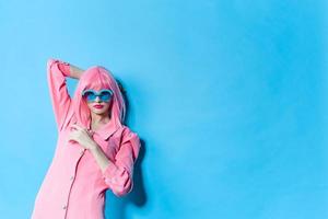 glamorös kvinna i rosa peruk rosa klänning röd mun studio modell oförändrad foto