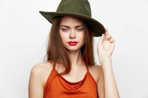 skön kvinna röd mun grön hatt beskurna se elegant stil foto